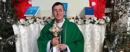 Ksiądz Andrzej Sroka z relikwią krwi bł. Jana Pawła II w cieklińskim kościele