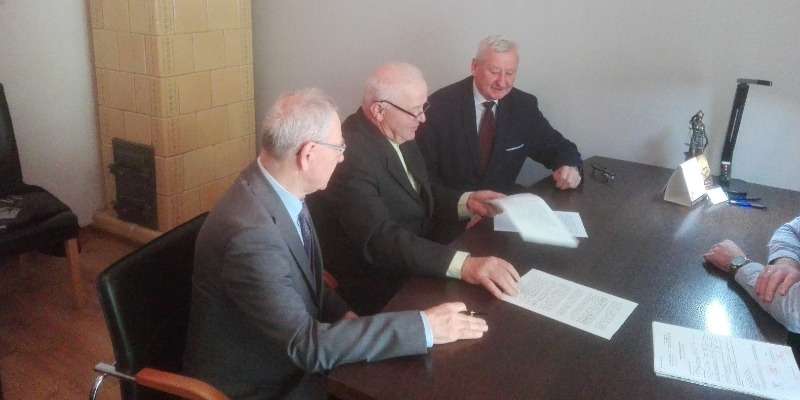 Podpisano darowiznę na przekazanie działek pod strzelnicę w Cieklinie